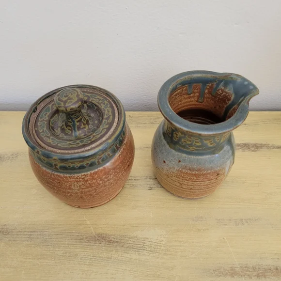 Signed Stoneware Creamer and sugar bowl - Picture 7 of 10
